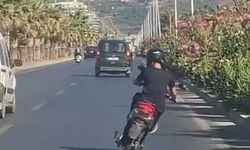 Alanya'da motosiklet üzerinde ayakta ilerleyen sürücünün tehlikeli yolculuğu kamerada