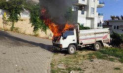 Alanya'da park halindeki kamyonette çıkan yangın söndürüldü
