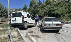 Burdur'da otomobil ile hafif ticari araç çarpıştı: 5 yaralı