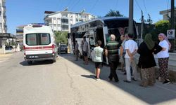 Direksiyon başında rahatsızlanan servis şoförünün kullandığı midibüs direğe çarptı