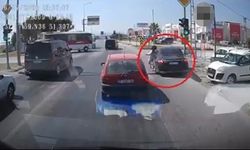 Emniyet şeridinden gelip genç kıza çarptı, o anlar araç kamerasında