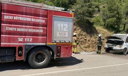 Hatay'da seyir halindeki otomobil alevlere teslim oldu