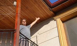Sayıları her geçen gün artan binlerce arı, 1 santimlik delikten girdikleri çatıya oğul attılar