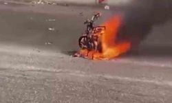 Seyir halindeki motosiklet alevlere teslim oldu