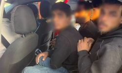 Taksiyle göçmen kaçıran insan tacirleri polisten kaçamadılar
