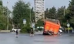 Adana'da su borusu patladı, yollar göl oldu