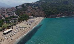 Alanya'da hava 33, deniz 29 dereceyi gördü, turistler denize koştu