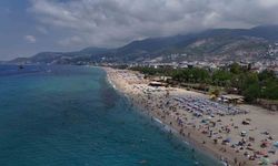 Alanya'da tatilciler deniz ve güneşin tadını çıkardı