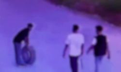 Gece yarısı aracın lastiği patlayınca başka aracın yedek lastiğini çaldılar: O anlar kamerada