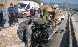 Hatay'da otomobil refüje çarptı: 1'i ağır 3 yaralı