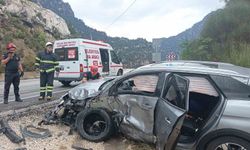 Isparta-Antalya kara yolunda otomobil ile pikap çarpıştı: 4 yaralı