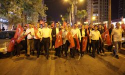Kozan'da vatandaşlar Türk bayrakları ile 15 Temmuz'un yıldönümünde meydanlarda