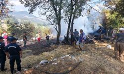 Kumluca'da odunlukta başlayan yangın boş evin bahçesine sıçradı