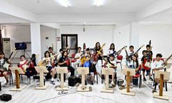 Muratpaşa'da gitarın dört haline çocuklar ve gençlerden ilgi