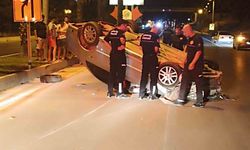 Önündeki motosiklete çarpmamak için direksiyonu kırdı, takla attı