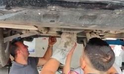 Osmaniye'de otomobilin motoruna sıkışan yavru kedi kurtarıldı