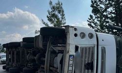 Osmaniye'de un yüklü tır devrildi: 1 yaralı