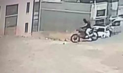 Yüzünü maske takarak gizleyen hırsız, motosikleti kendi malıymış gibi alıp gitti
