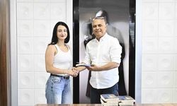 Başkan Uysal başarılı öğrencileri hediye çekiyle ödüllendirdi