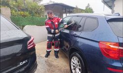 Belen'de araçta mahsur kalan bebek kurtarıldı