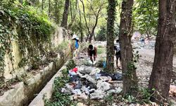 Gördükleri manzaraya duyarsız kalmayıp, eldiven ve maskeyle temizlik yaptılar