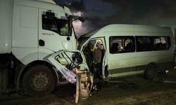 Hatay'da işçi servisi tırla kafa kafaya çarpıştı: 1 ölü, 15 yaralı