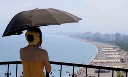 Hava sıcaklığının 34 derece ölçüldüğü Antalya'da deniz suyu sıcaklığı 30 dereceyi gördü