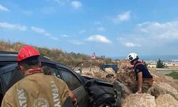 İskenderun'da kayalıklara çarpan otomobilin sürücüsü yaralandı