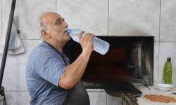 Kavurucu sıcakta ocak başında zorlu mesaiyi sürdüren fırıncılar günde 5 litreyi bulan su tüketiyorlar