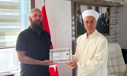 Kur'an-ı Kerim'den etkilenen Macar turist müslüman oldu