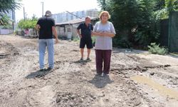 Mahalleliden bozuk yol tepkisi: 'Kağnı geçmeye çalışsa geçemez'