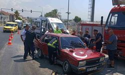 Manavgat'ta iki otomobil çarpıştı: 1 yaralı