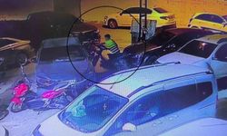 Otomobilin arkasında pusuya yatan çocuk hırsız ile gözcüsü, depremde ailesini ve kolunu kaybeden gencin motosikletini çaldı