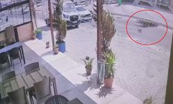 Otomobille çarpışan motosikletlinin havada takla attığı anlar kamerada