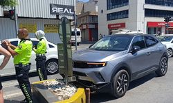 Refüje çarpan otomobilin sürücüsü yaralandı