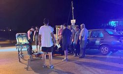 'U' dönüşü yapmak isteyen otomobile 2 motosiklet ok gibi saplandı