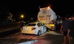 Akaryakıt tankerine ok gibi saplanan otomobil, tankerin yakıtının boşaltılmasıyla çıkartılabildi