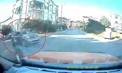 Antalya'da otomobilin taksiye çarptığı kaza anı araç kamerasına yansıdı