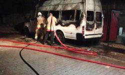 Hatay'da minibüs alevlere teslim oldu