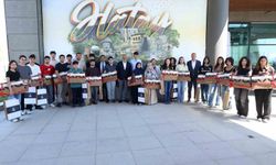 Hatay'ın başarılı gençleri ödüllerini Başkan Öntürk'ten aldı