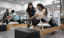 Mersin'de kadınlar ücretsiz pilates kursunda hem spor yapıyor hem sosyalleşiyor