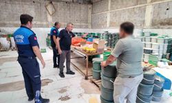 Mersin'de sağlıksız şartlarda üretilen tonlarca turşuya el konuldu