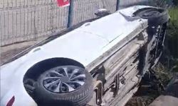 Osmaniye'de çarpışan otomobillerden biri kanala düştü