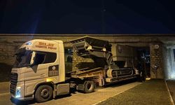 Osmaniye'de taş kırma makinesi yüklü tır köprüye sıkıştı