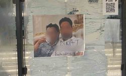 Otobüs durağına asılan 'Dikkat, dolandırıcıdır' yazılı fotoğraf karesi görenleri şaşırttı