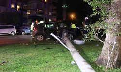 Otomobil beton aydınlatma direğine çarptı: 1’i ağır 5 yaralı