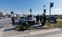 Kırmızı ışık ihlali yapan sürücü, otomobile yandan çarptı: 3 yaralı