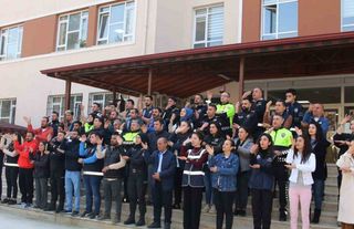 Türk polisinden işaret diliyle İstiklal Marşı