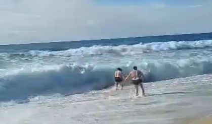 Denize giren turistlerin boğulma tehlikesi geçirdiği anlar kamerada