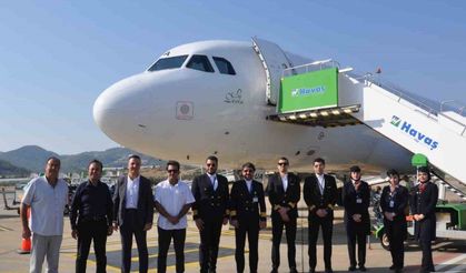 İran’dan Gazipaşa-Alanya Havalimanı’na ilk kez düzenlenen uçak seferinde yolcular çiçeklerle karşılandı